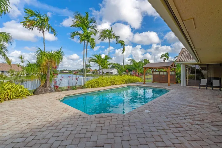 Pool & Water View