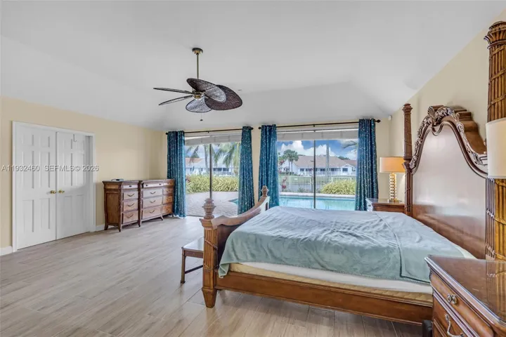 Master Bedroom with 2 sliding door to the patio