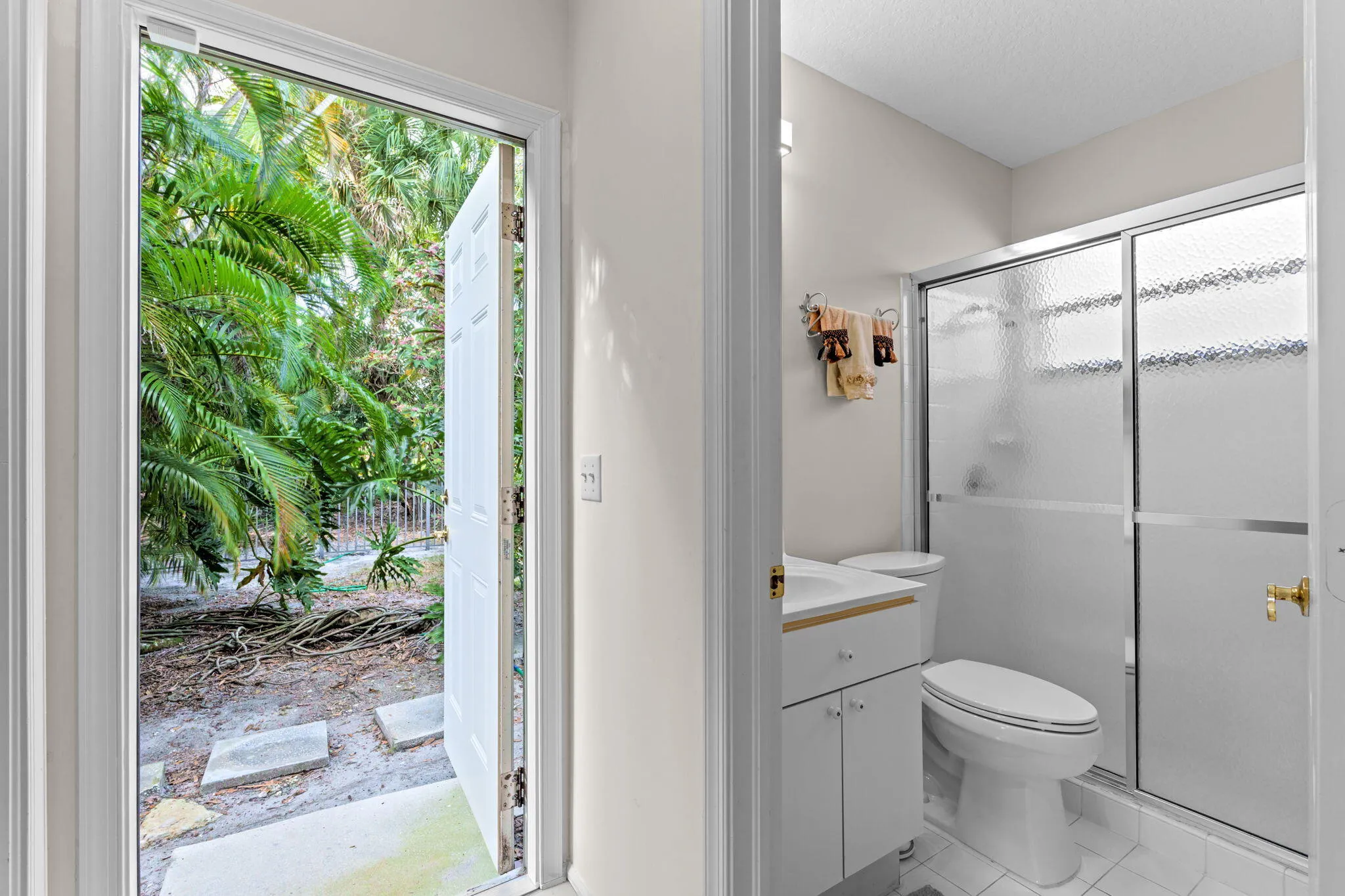 Guest suite private entrance