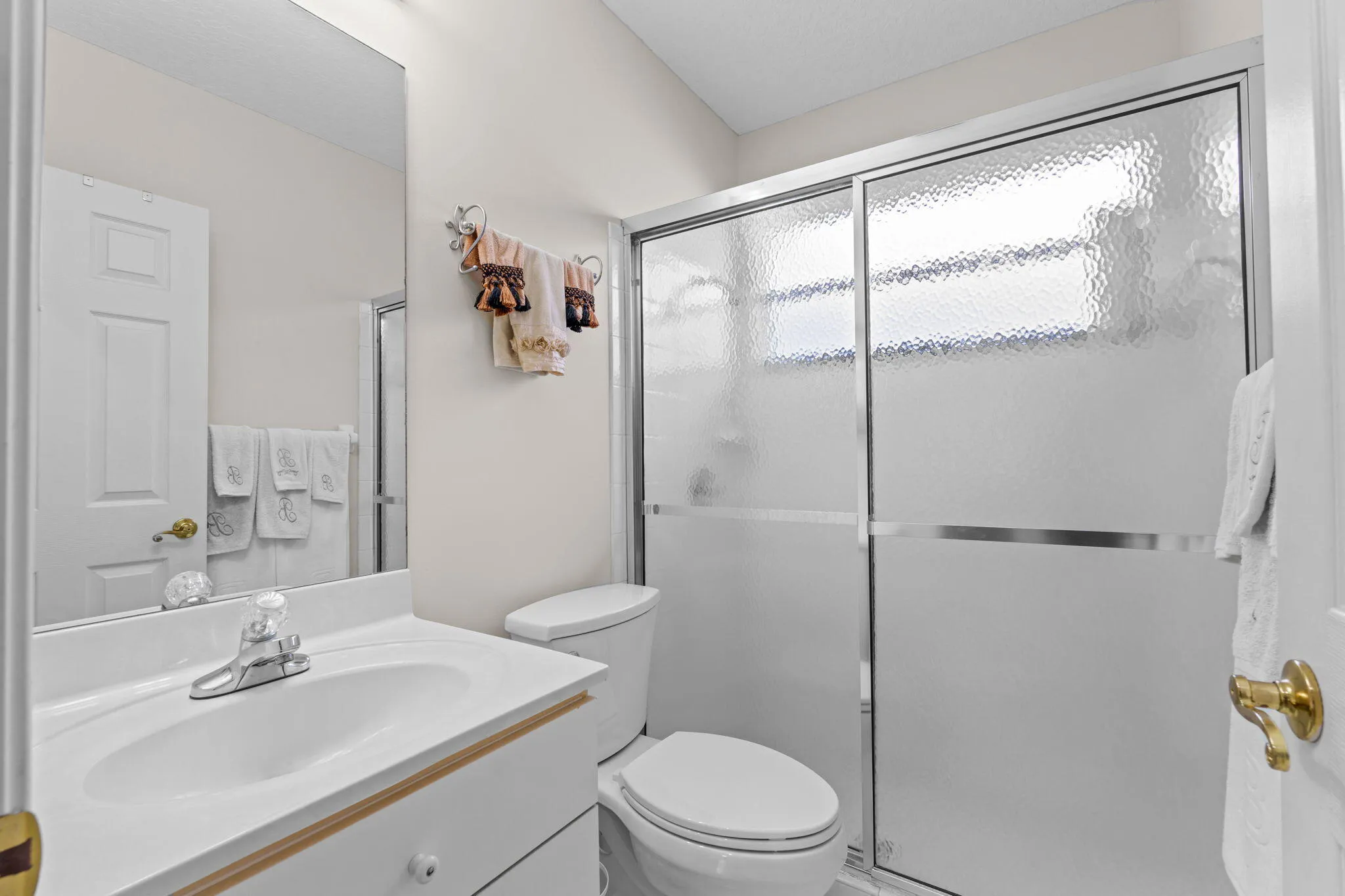 Guest suite private bathroom