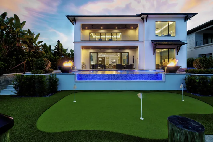 PUTTING GREEN