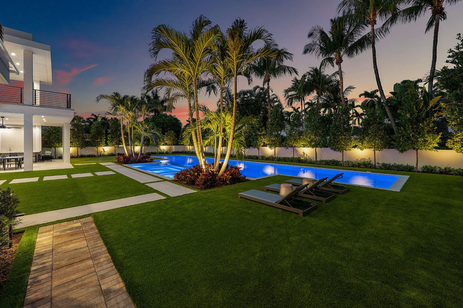 481_Thatch_Palm_Drive_Dusk_11
