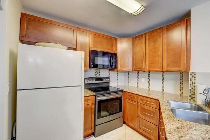 MAPLE SHAKER CABINETS, SS OVEN, MICROWAVE, DW