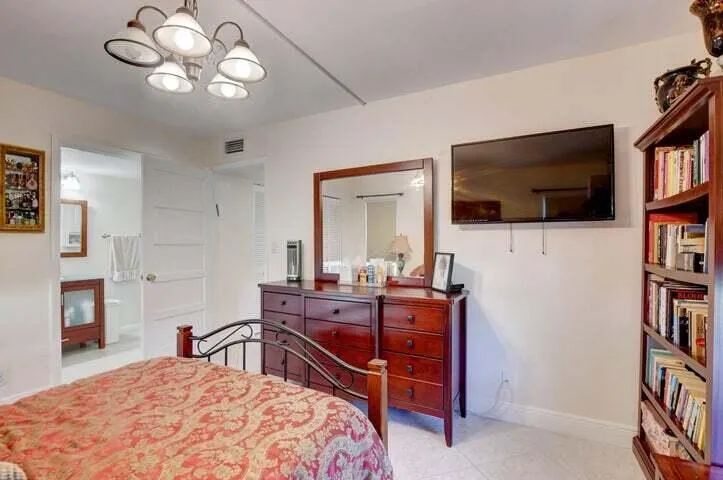 WALK IN CLOSET,