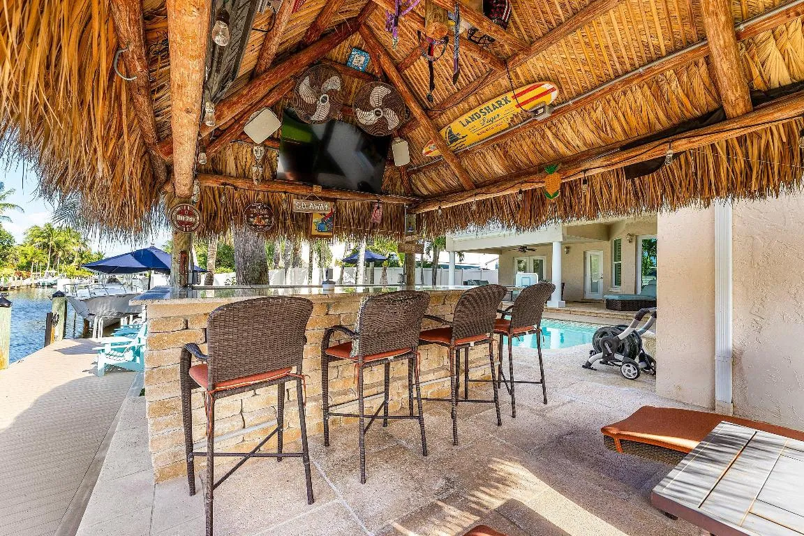 Tiki Hut with TV & Bar