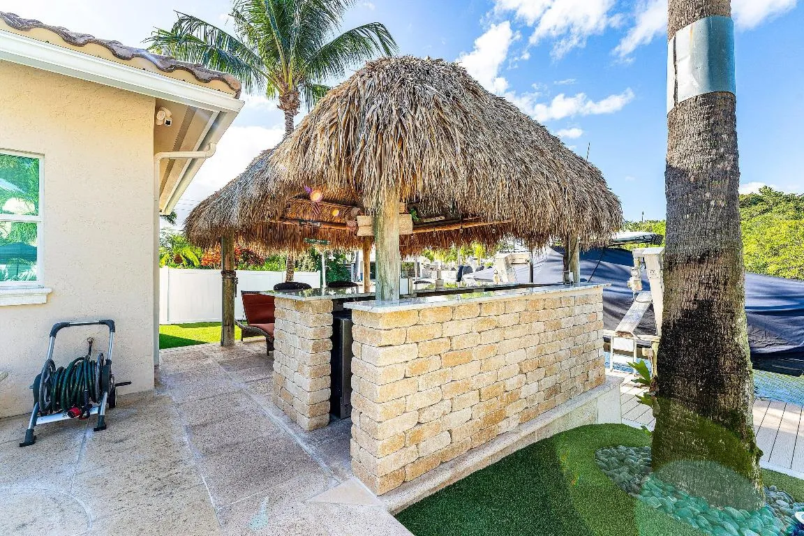 Tiki Hut with TV & Bar