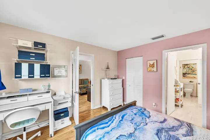 13 Primary Bedroom (3)