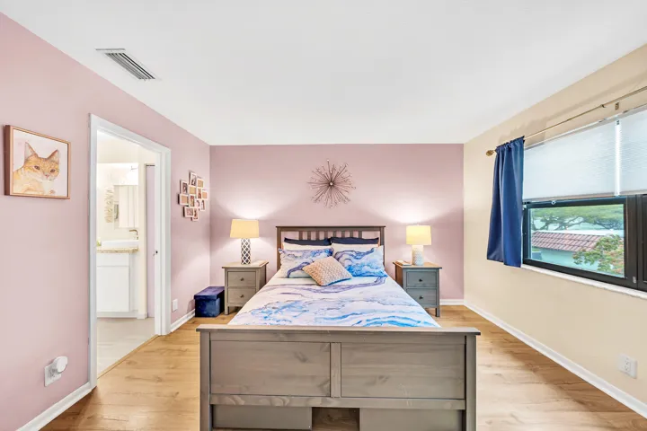 13 Primary Bedroom (1)