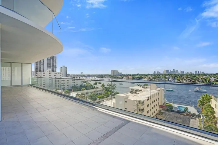 Spectacular Intracoastal and downtown views.