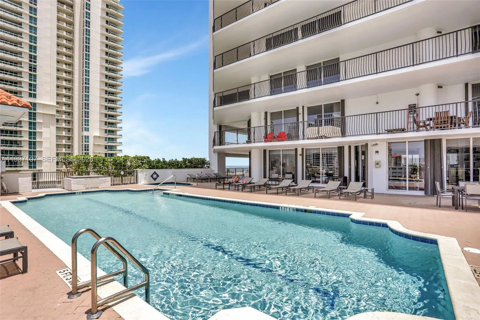 Pool deck w/ hot tub