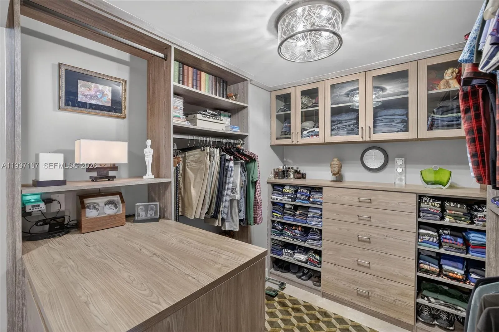 Custom built in walk in closet w/ tons of drawers - great storage