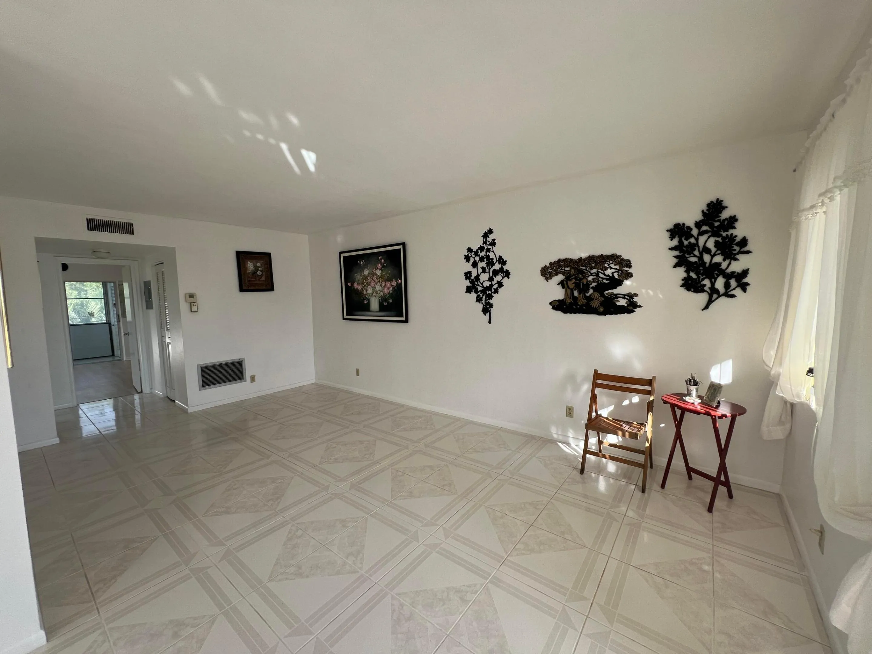 Big living area, freshly painted