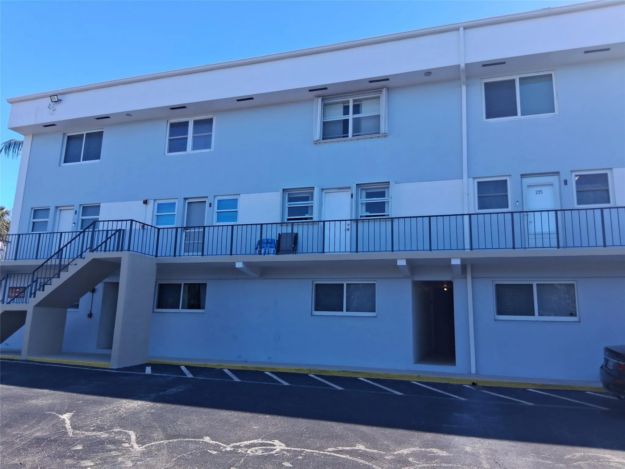 Investor friendly OK to lease on 1 block to Beach. No age retrictions. Pets ok!