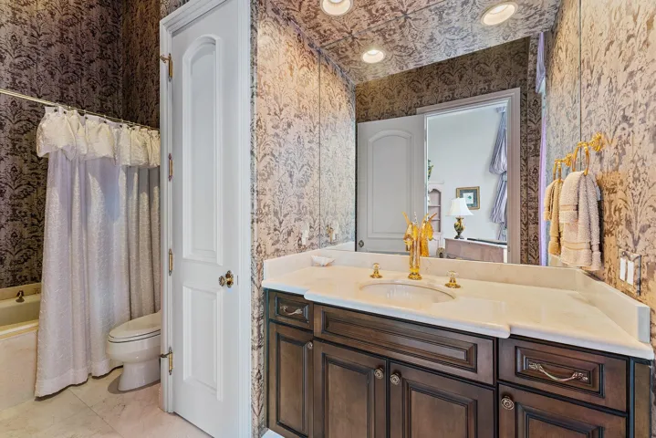 Vip guest bath and cabana bath