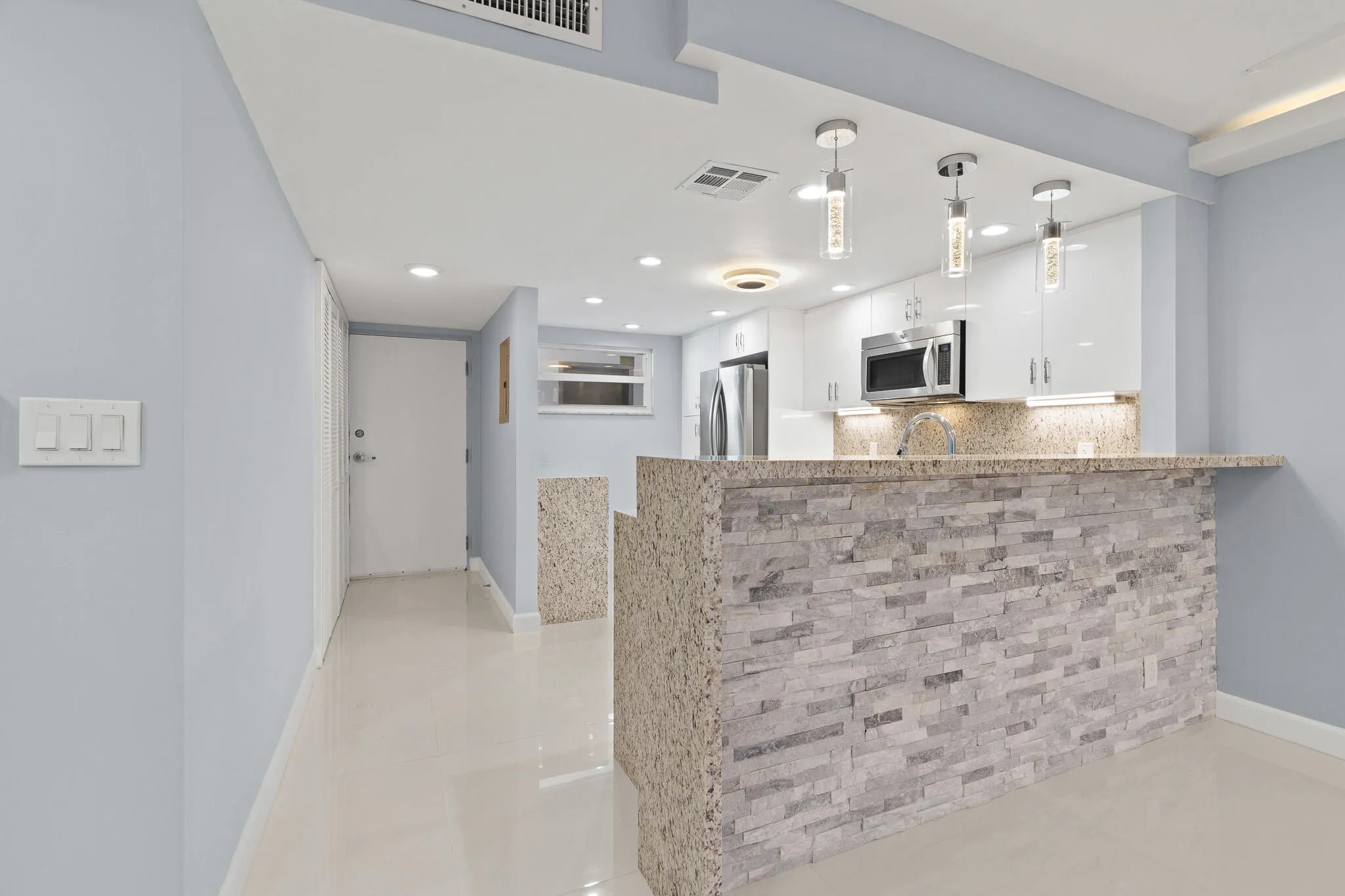 Marble-Brick Faced Breakfast Bar