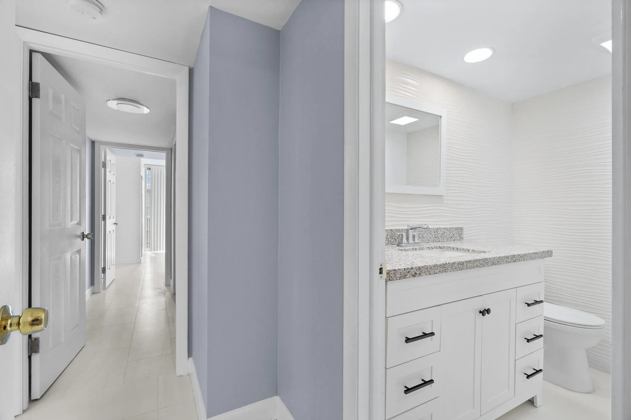 1/2 Bath Hallway Entry