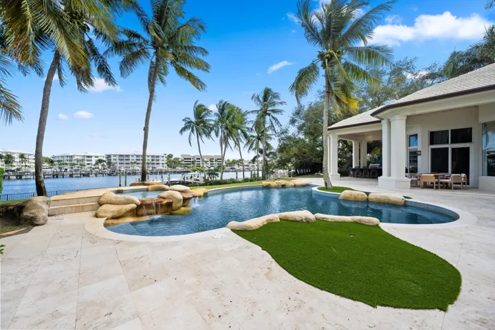 Pool/Water View