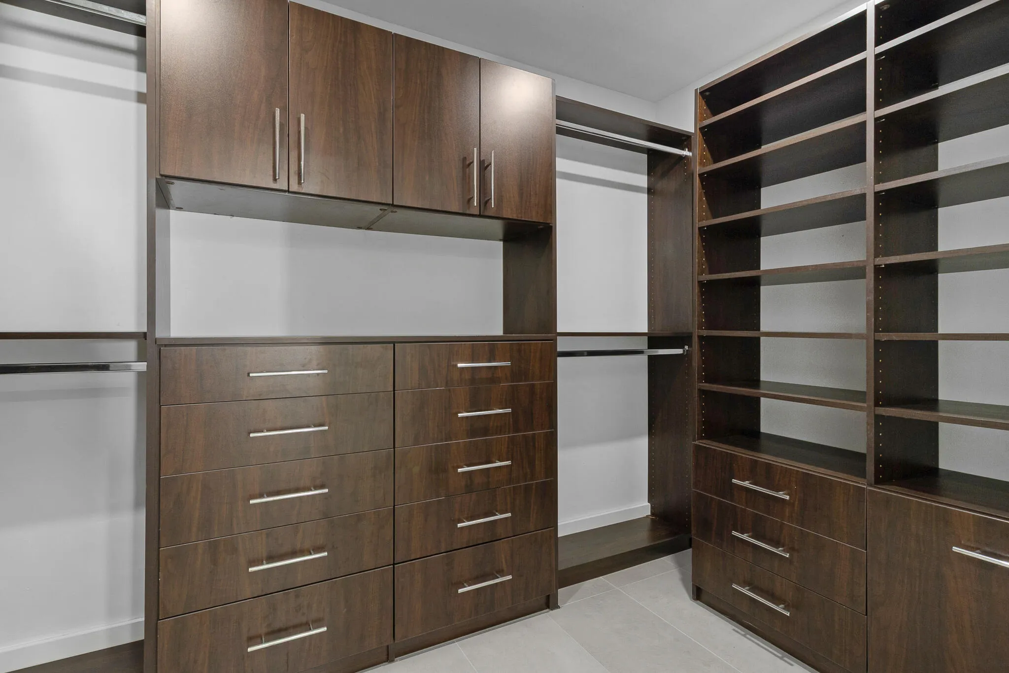 Primar Bedroom - Walk in Closet
