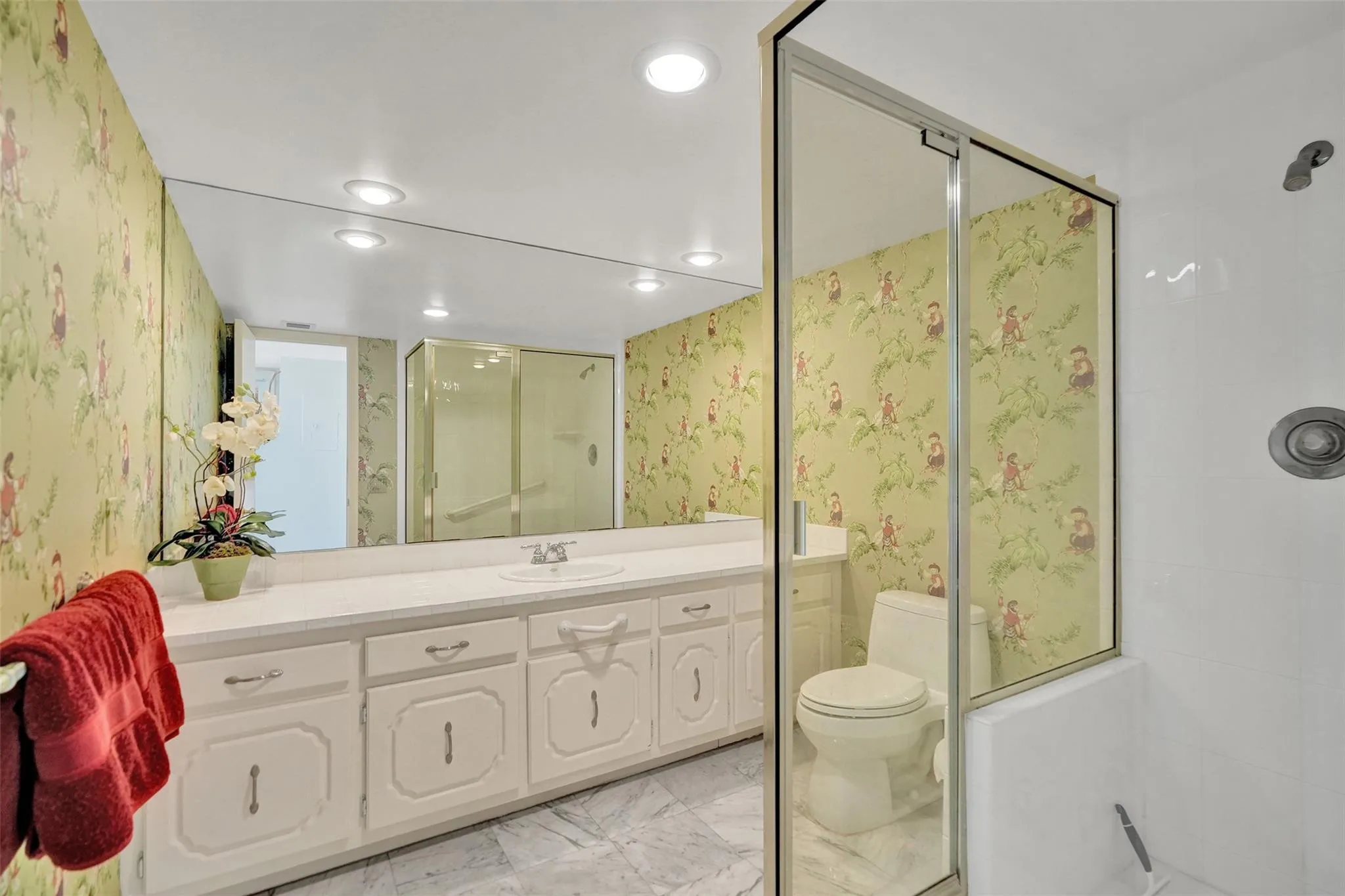En-suite master bath