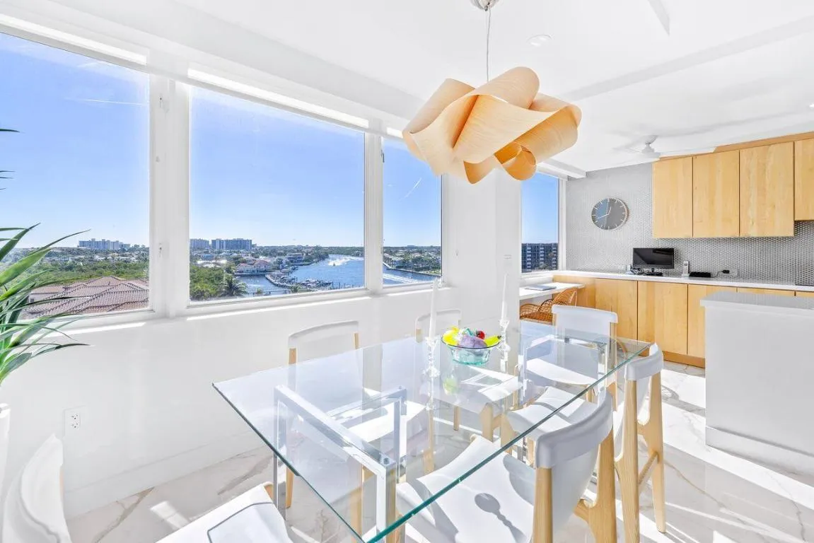 Dining overlooking intracoastal