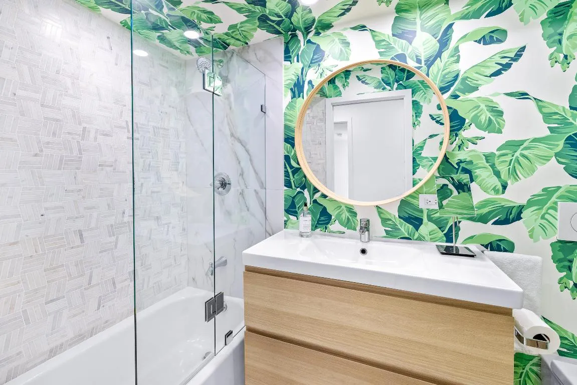 2nd bathroom with bathtub
