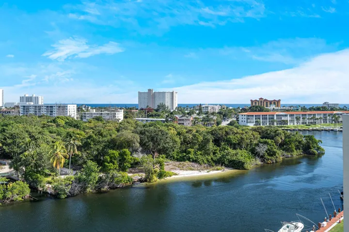 Overlooks the park, preserve and you can see the ocean!