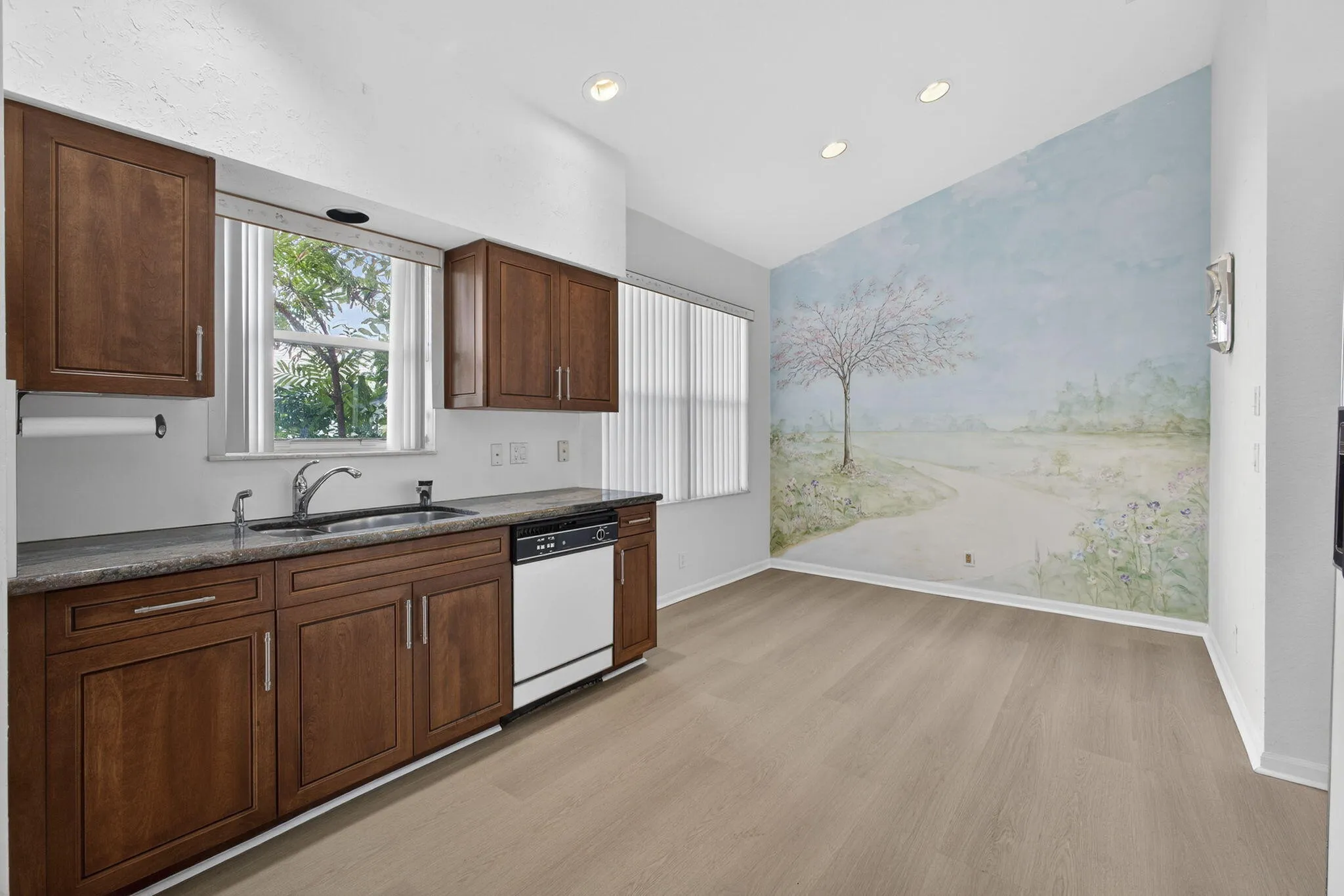 eat-in kitchen