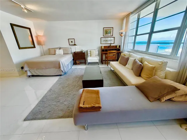 OPEN STUDIO, ocean views and balcony