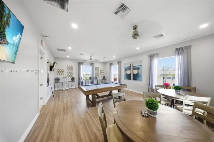 Rec room with Billard table and recessed lighting