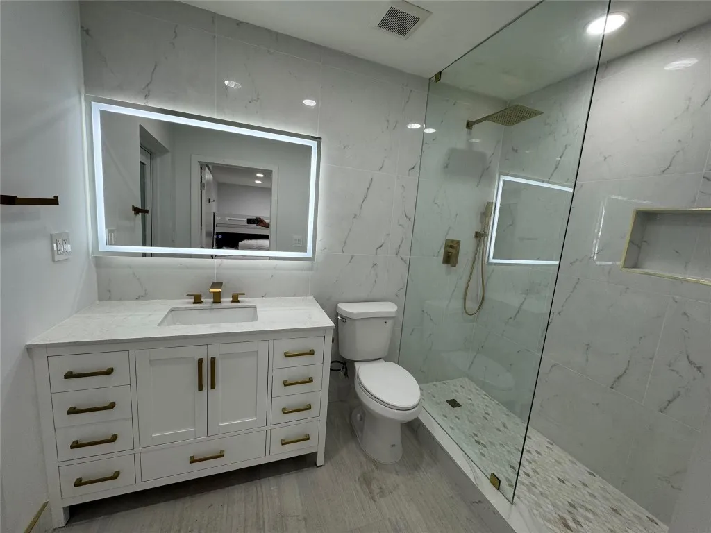 En-suite bathroom in Bedroom #4.