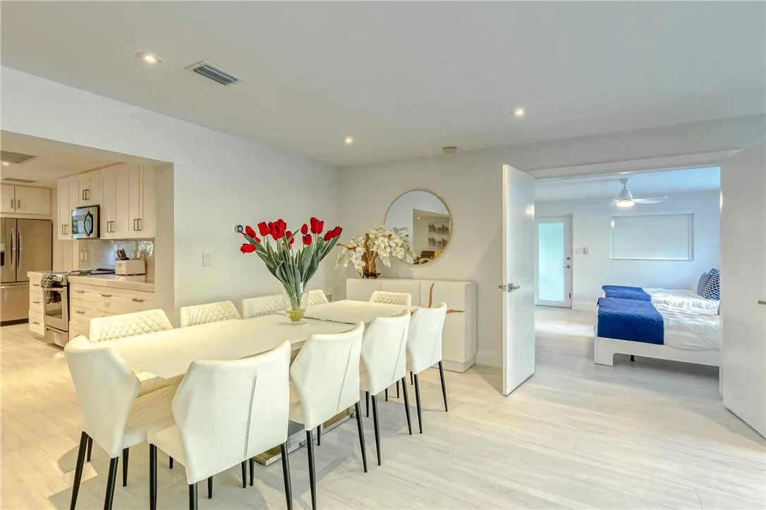 Large elegant table. Room for 8