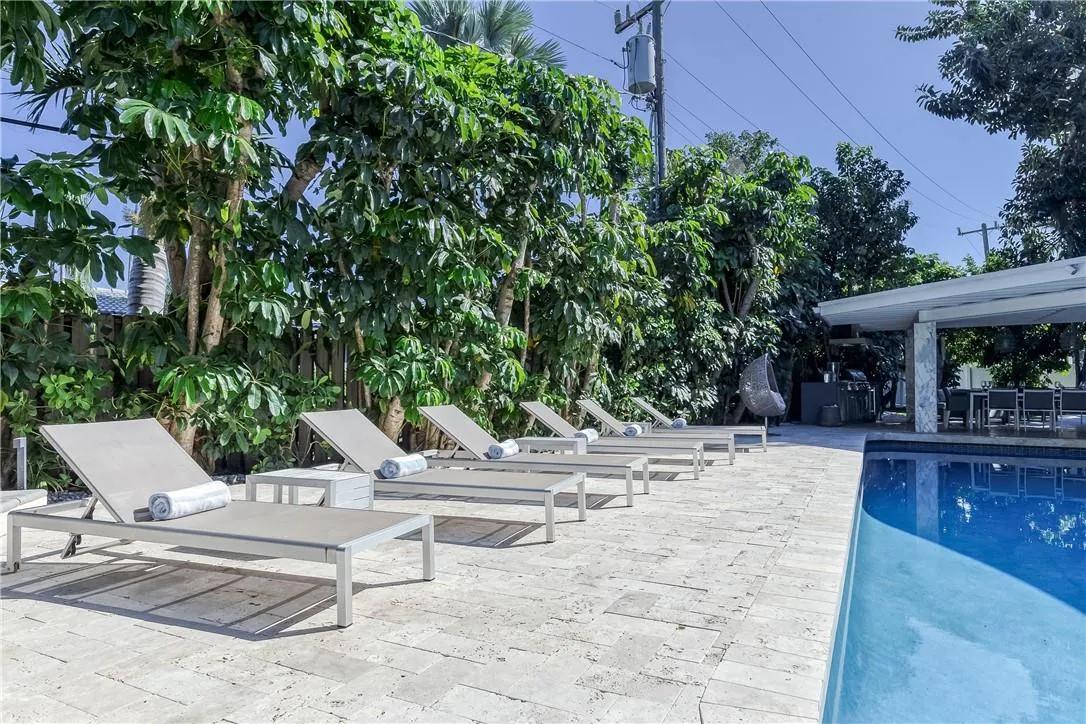 Plenty of Lounge chairs!