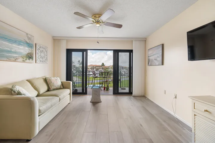 901 Seafarer circle 306 20-2