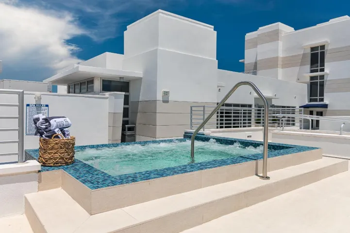 11 Jacuzzi