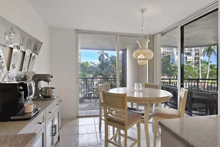 Eat- In Kitchen