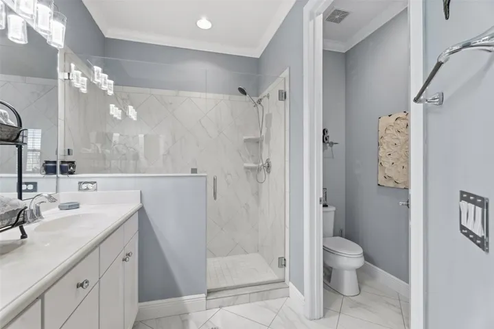 WALK-IN SHOWER WITH SEEMLESS GLASS DOOR