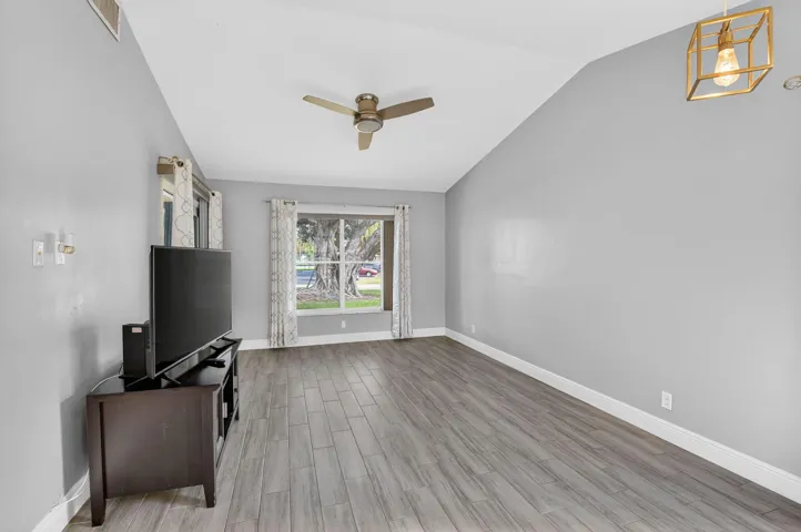 SPACIOUS LIVING AREA/VAULTED CEILINGS