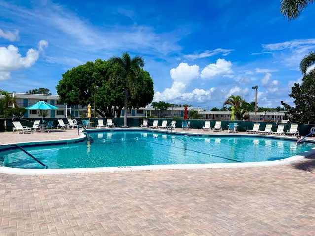 HUGE POOL !