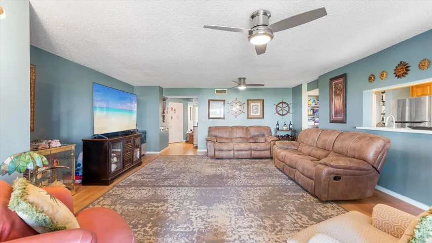 04 - 100 Half Moon Cir C1 - Living Room
