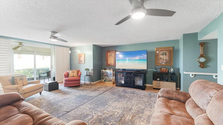 06- 110 Half Moon Cir C1 - Living Room 4