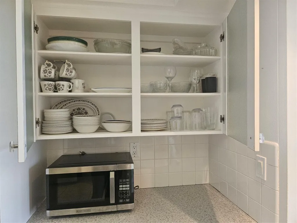 kitchenware included