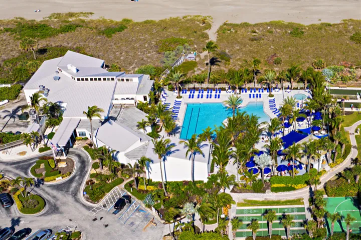 MAIN POOL, TIKI BAR, RESTAURANT