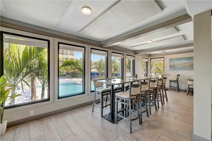 POOLSIDE DINING
