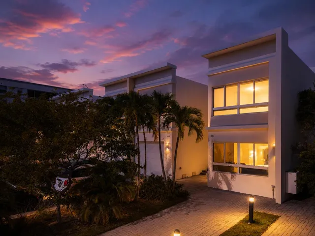 Twilight of Facade photo