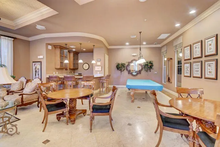 CLUB HOUSE
