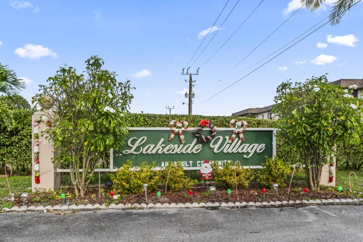 Lakeside Village entry