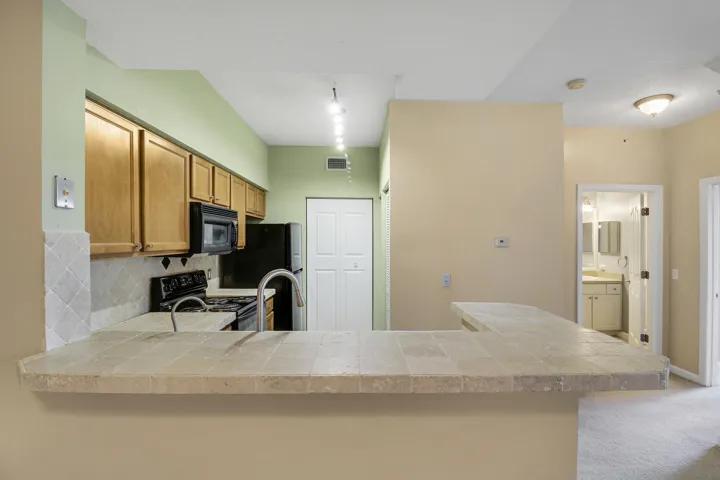 Kitchen w/breakfast bar