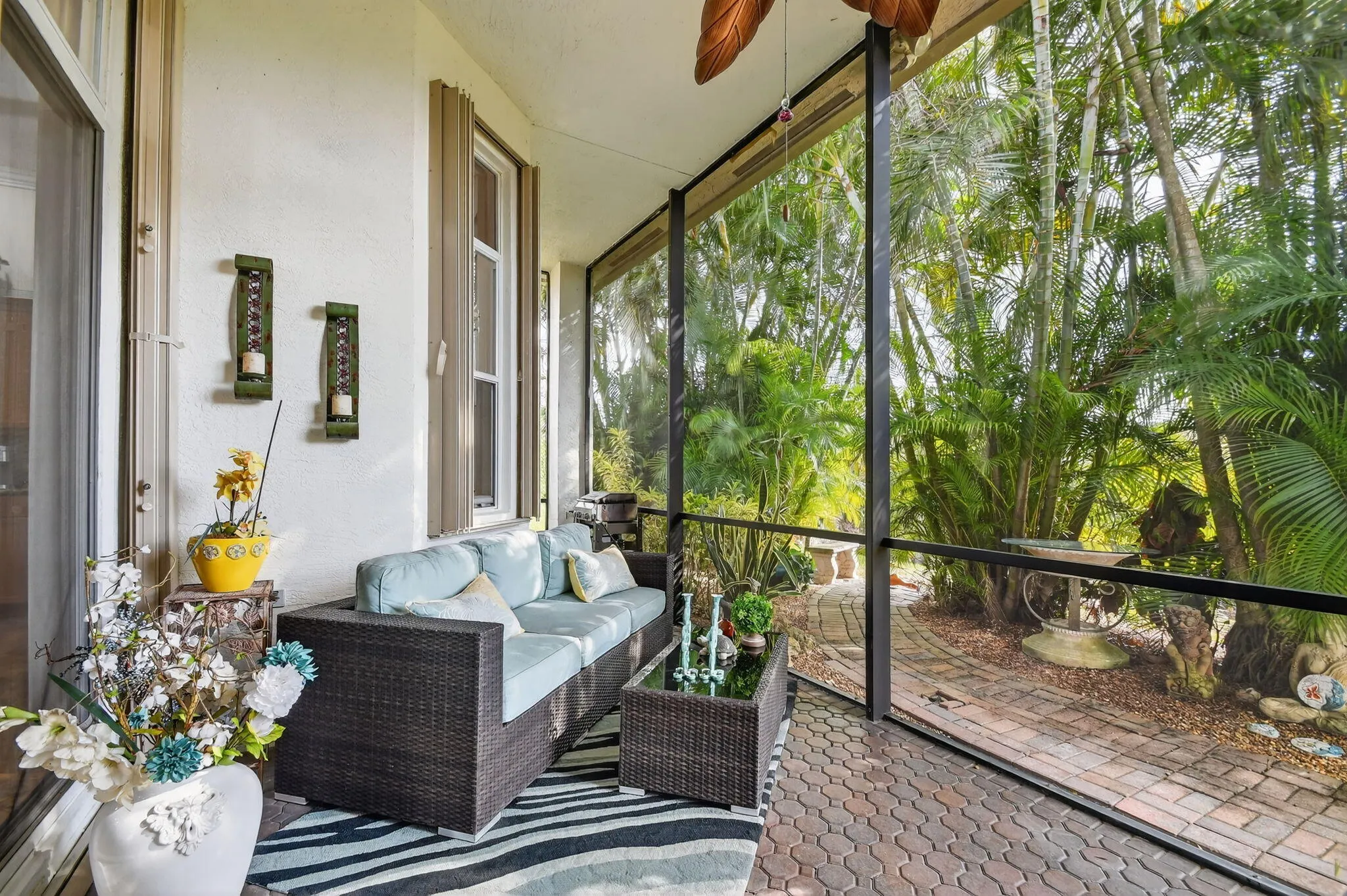 Palms Coverage outsdie the Lanai provide an tropicl island feel