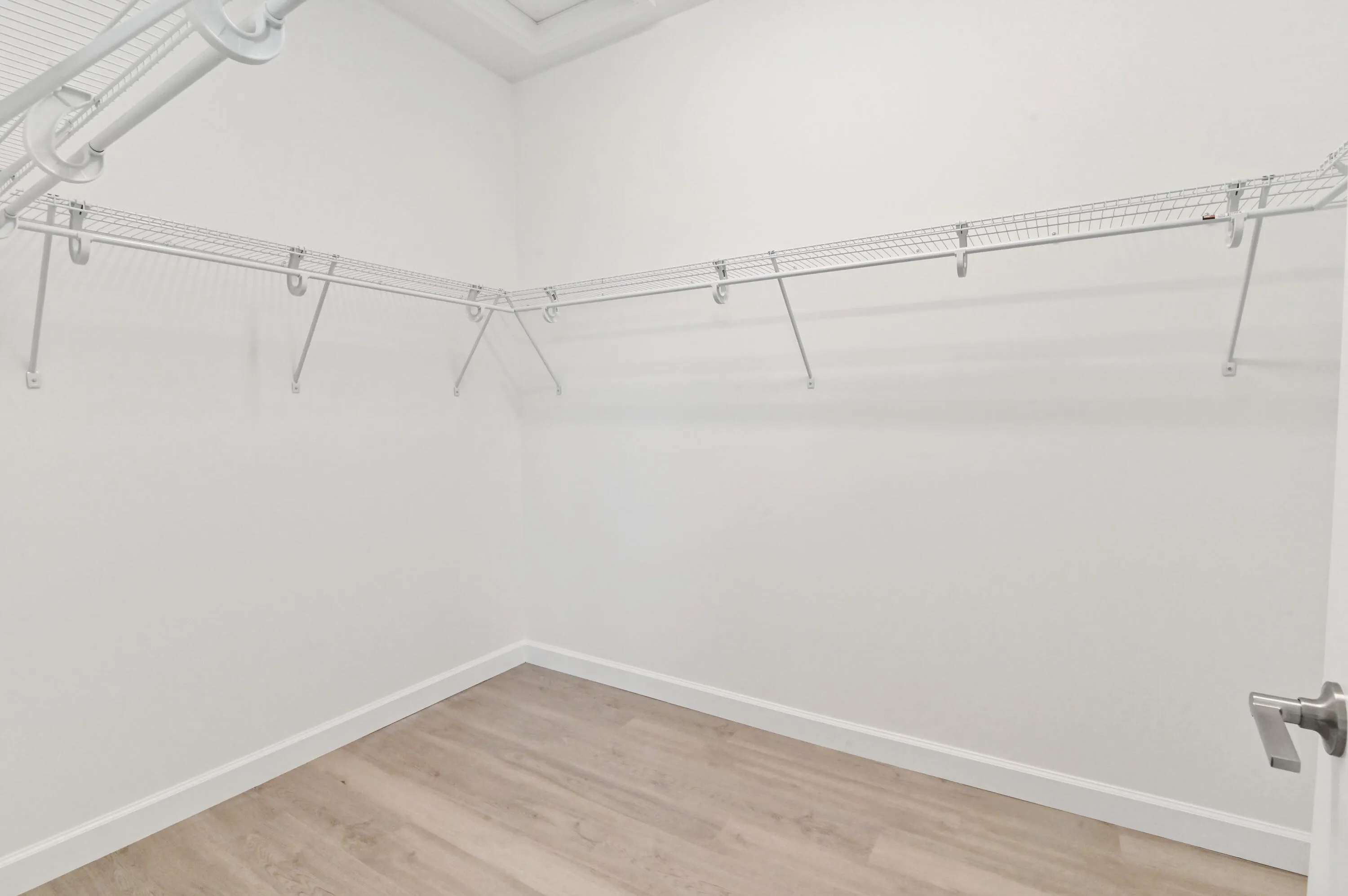 39 Closet 01