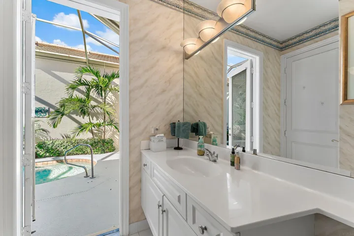 Guest Bath-Down